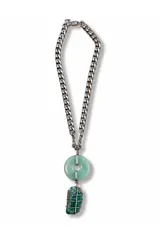 Collar de cadena de eslabones plateados con dije compuesto por un anillo de piedra verde y una piedra natural en bruto envuelta en alambre.