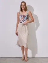 Falda midi color beige de modal, con pretina elastizada con cordón ajustable, corte recto y bolsillos cargo laterales.