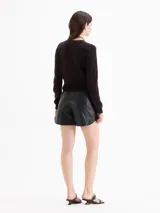 Short Amy confeccionado en cuero ovino color marrón, de tiro alto con silueta evasé, calce entallado en la cintura, recortes verticales y bolsillos traseros, complementado con un cinturón de cuero.