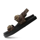 Sandalias de plataforma baja Miss Carol modelo Naira, con capellada de animal print tipo leopardo, dos tiras ajustables con hebillas doradas y suela negra dentada.