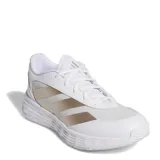 Championes deportivos Adidas modelo Gamechaser, color blanco con detalles en tono metálico. Presentan un diseño de malla transpirable con refuerzos sintéticos, cordones frontales y suela con tecnología de amortiguación.