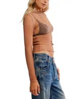 Top de manga larga color marrón, confeccionado en tejido transparente y texturizado con pequeños puntos en relieve. Presenta cuello fruncido y terminación elástica.