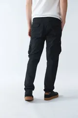 Pantalón cargo de hombre color verde militar, corte regular, con dos bolsillos laterales y logo bordado.