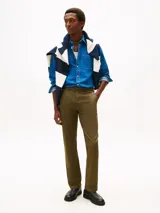 Pantalón chino de sarga para hombre, color verde militar, de corte recto y confeccionado en mezcla de algodón y elastano. Cuenta con cierre de cremallera y botón, bolsillos diagonales en la cintura y bolsillos traseros ribeteados.