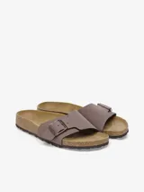 Sandalia Birkenstock modelo Catalina, color marrón topo, con una tira ancha de Birko-Flor con textura de nobuk y hebilla metálica ajustable.