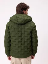 Campera puffer con capucha, color verde militar, con cierre frontal y bolsillos laterales. Presenta un diseño acolchado con costuras termoselladas y puños elásticos.