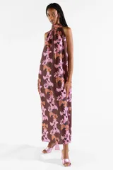 Vestido largo halter con estampado floral en tonos marrones y rosados, de diseño fluido sin mangas y cuello alto.