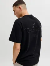 Remera negra de manga corta con cuello redondo y calce relajado, confeccionada en tejido de punto interlock con sutil estampado frontal.