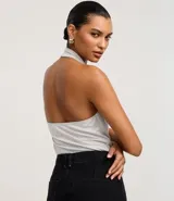 Top de mujer color azul marino con efecto satinado, diseño de cuello halter y escote drapeado (escote degagê o cuello boba).