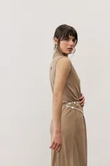 Vestido midi negro sin mangas, con cuello drapeado y diseño holgado.