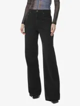 Pantalón denim negro de tiro alto, con pretina con pasacinto, bolsillos delanteros y traseros, y pierna ancha.