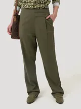 Pantalón de lino orgánico verde militar, de corte recto y tiro alto, con pinzas y detalle de botón en el lateral.