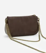 Cartera tipo baguette de la marca Satinato, confeccionada en poliuretano color marrón con acabado que imita el cuero. Presenta cierre superior con cremallera, placa metálica con el logo de la marca en el frente y correa de cadena metálica dorada desmontable.