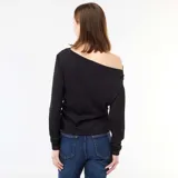 Camiseta negra de manga larga en tejido de punto gofrado, con escote bote de hombros caídos y diseño holgado.