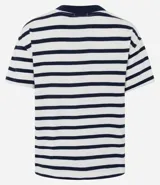 Remera de corte boxy confeccionada en algodón, con diseño de rayas horizontales en blanco y negro, cuello redondo en color negro contrastante y mangas cortas.