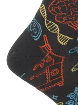 Medias de largo medio con estampado temático de ciencia, incluyendo motivos de ADN, microscopios, cerebros y planetas sobre fondo negro.
