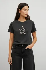 Remera de algodón de manga corta y cuello redondo, color gris oscuro, con un estampado central en forma de estrella con diseño animal print y bordes en tono rosado.