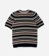Blusa de punto ligero con cuello redondo, mangas cortas y rayas horizontales en tonos negro, beige y blanco.