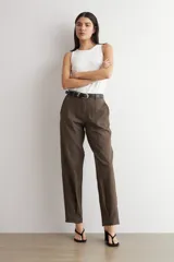 Pantalón de vestir marrón de corte barrel, con pinzas frontales marcadas y botamanga recta.