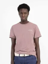 Camiseta de manga corta color rosado, con corte regular fit y pequeño texto estampado en el pecho.