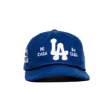 Gorro de pana azul oscuro tipo trucker con bordado frontal en blanco que incluye el logo de Los Angeles y la inscripción "Mi Casa Su Casa".