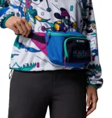 Riñonera de diseño colorido en tonos azul, fucsia y marino, con compartimento principal y bolsillo frontal con cierre. Cuenta con un parche bordado de Columbia y Mickey's Outdoor Club en el frente, cinturón ajustable y hebilla de plástico azul.