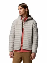 Campera acolchada con capucha, diseñada con tecnología de repelencia Omni-Shield y aislamiento térmico Thermarator de poliéster reciclado. Cuenta con cierre frontal, bolsillos laterales con cremallera, protector de mentón y dobladillo ajustable.