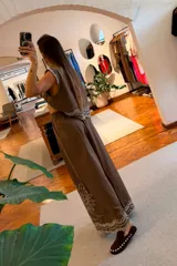 Pantalon de pierna ancha y tiro alto color marron, con bordado en contraste que recorre el ruedo y detalles en calado.