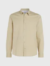 Camisa de vestir color beige, de corte slim, con cuello clásico y cierre frontal con botones.