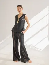 Musculosa negra de lino con cuello en V y costuras a contratono.