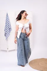 Jeans wide leg de tiro alto y lavado claro, con costuras frontales decorativas y bolsillos traseros.
