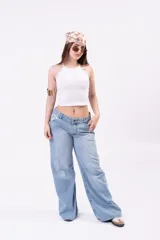 Musculosa halter color blanco, confeccionada en algodón elastizado premium, de corte ajustado al cuerpo y escote cerrado.