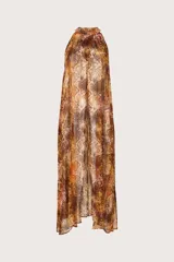 Vestido largo de viscosa con cuello halter y diseño fluido, estampado con patrón de piel de serpiente en tonos tierra.