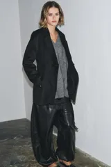 Blazer Zara de corte entallado confeccionada en mezcla de lana. Presenta cuello con solapa de muesca, manga larga y cierre frontal con un solo botón.