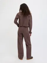 Pantalón wide leg marrón de tiro medio con diseño de rayas diplomáticas verticales blancas.