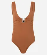 Body femenino de microfibra color terracota, con breteles anchos, escote en V profundo y detalle de adorno metálico rectangular en el centro del busto.