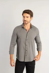 Camisa de manga larga confeccionada en lino color gris plomo, con cuello clásico, cierre frontal de botones y corte entallado.