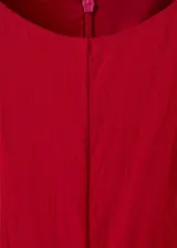 Vestido midi color rojo, sin mangas, con cuello redondo y aberturas laterales en la cintura con tiras ajustables.