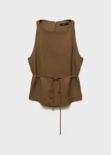 Musculosa color ocre con cuello barco y lazo en la cintura.