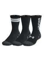 Pack de tres pares de medias deportivas Under Armour de caña media, color negro con detalles en blanco. Presentan diseño con amortiguación, paneles de malla para mayor transpirabilidad y soporte de arco integrado.