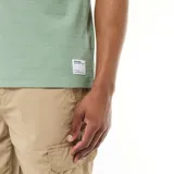 Camiseta de manga corta en tejido de nido de abeja color verde, con cuello redondo y corte estándar.