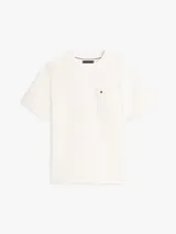Remera Tommy Hilfiger de corte amplio y estilo urbano, confeccionada en punto de malla de mezcla de algodón en color blanco. Presenta cuello redondo, hombros ligeramente caídos y un bolsillo de parche en el pecho con el logo bordado.