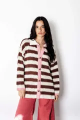 Camisa de algodón con rayas tejidas horizontales en tonos marrón chocolate y crudo. Presenta cuello y cierre frontal con botones.