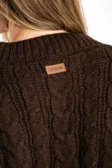 Cardigan de punto con diseño de trenzas, color marrón oscuro, con escote en V, cierre frontal de botones dorados y bolsillos delanteros.