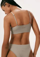 Top negro sin costuras, con breteles finos y escote en V.