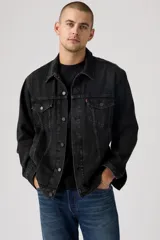 Campera de jean Levi's modelo Trucker con calce relajado, color negro lavado, con cierre frontal de botones metálicos, bolsillos con solapa en el pecho y cuello clásico.