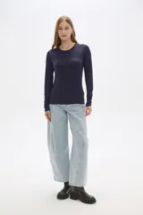 Remera azul marino de lyocell, de manga larga, corte ajustado y cuello redondo.