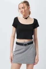 Top corto negro de escote cuadrado y manga corta con costuras tipo corsé.