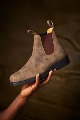 Botas Blundstone modelo 1306, color marrón rústico, con elásticos laterales marrones, suela de TPU negra antideslizante y plantilla acolchada removible.