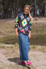 Zuecos Sierra Mora color beige de gamuza con suela de goma marrón y plantilla de cuero color naranja.